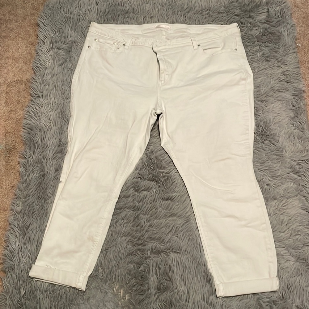 White denim cropped pants